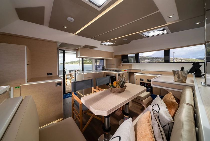 SOUTHWEST catamaran44_int_01